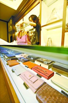 奢侈消費風向陡轉(zhuǎn) 武漢寄賣潮涌與行業(yè)變局下的冷思考